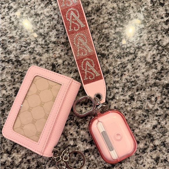 Keychain Set (AirPods Pros Not Included) - Picture 3 of 5